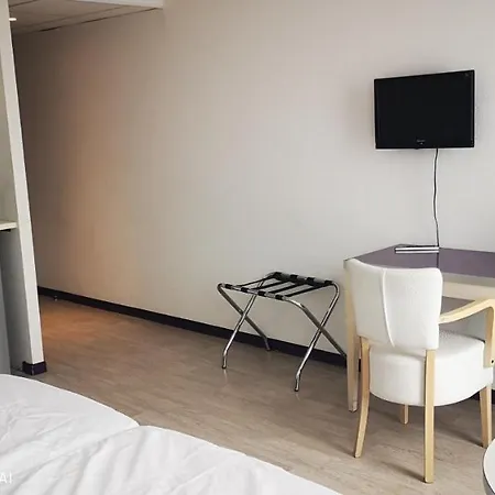 24m2 Au 4eme Etage Ascenseur A Cote De La Gare Sncf, Wifi 5g * Lurdy